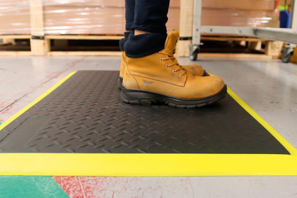 Ergonomische Arbeitsplatzmatte mit Rautenprofil, LxB 600x900 mm, abgeschrägte Kanten, schwarz-gelb