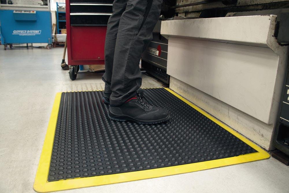 Arbeitsplatzbodenbelag Fertigmatte L1200xB900xS14mm schwarz/gelb SBR-Gummi COBA