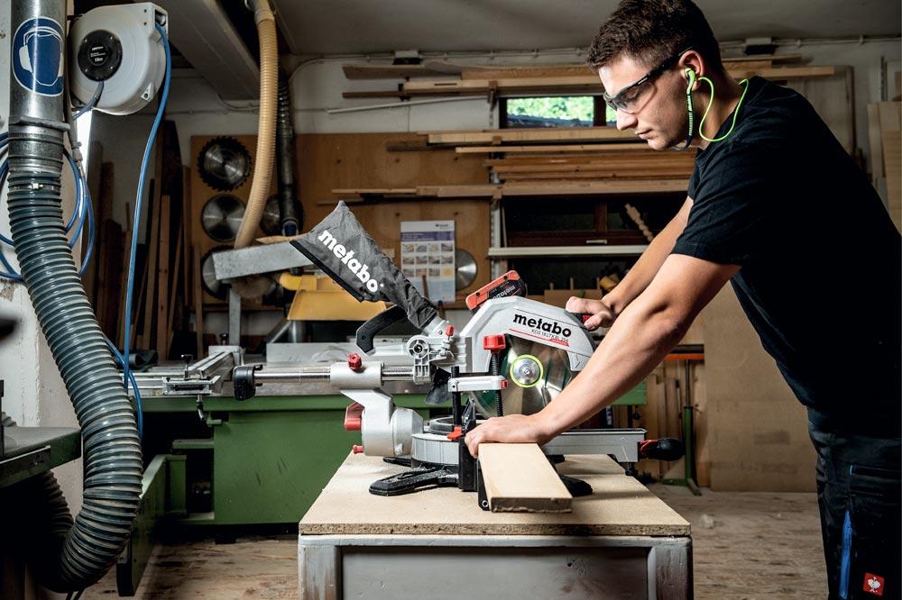 METABO Akku-Kappsäge KGS 18 LTX BL 216 18 V 1 x 4,0 Ah und Ladegerät